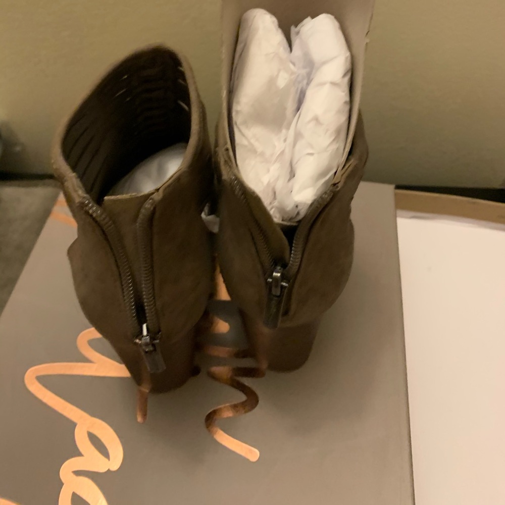 Heels - Picture 3 of 5